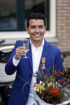Volendam 2 juli 2020
Jan Smit krijgt koninklijke onderscheiding opgespeld door zijn vrouw Liza. Ook hun kinderen Fem Senn en Emma waren natuurlijk aanwezig.