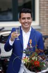 Volendam 2 juli 2020
Jan Smit krijgt koninklijke onderscheiding opgespeld door zijn vrouw Liza. Ook hun kinderen Fem Senn en Emma waren natuurlijk aanwezig.