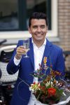 Volendam 2 juli 2020
Jan Smit krijgt koninklijke onderscheiding opgespeld door zijn vrouw Liza. Ook hun kinderen Fem Senn en Emma waren natuurlijk aanwezig.