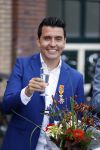 Volendam 2 juli 2020
Jan Smit krijgt koninklijke onderscheiding opgespeld door zijn vrouw Liza. Ook hun kinderen Fem Senn en Emma waren natuurlijk aanwezig.