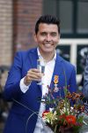 Volendam 2 juli 2020
Jan Smit krijgt koninklijke onderscheiding opgespeld door zijn vrouw Liza. Ook hun kinderen Fem Senn en Emma waren natuurlijk aanwezig.