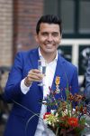 Volendam 2 juli 2020
Jan Smit krijgt koninklijke onderscheiding opgespeld door zijn vrouw Liza. Ook hun kinderen Fem Senn en Emma waren natuurlijk aanwezig.