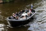 Amsterdam 12 juli 2020
Johnny Heitinga met zijn vrouw Charlotte Sophie kindeen en familie op hun nieuwe sloep/boot in de grachten van Amsterdam.
