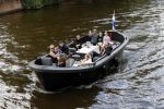Amsterdam 12 juli 2020
Johnny Heitinga met zijn vrouw Charlotte Sophie kindeen en familie op hun nieuwe sloep/boot in de grachten van Amsterdam.