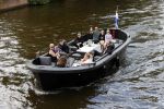 Amsterdam 12 juli 2020
Johnny Heitinga met zijn vrouw Charlotte Sophie kindeen en familie op hun nieuwe sloep/boot in de grachten van Amsterdam.