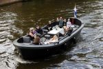 Amsterdam 12 juli 2020
Johnny Heitinga met zijn vrouw Charlotte Sophie kindeen en familie op hun nieuwe sloep/boot in de grachten van Amsterdam.