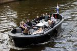Amsterdam 12 juli 2020
Johnny Heitinga met zijn vrouw Charlotte Sophie kindeen en familie op hun nieuwe sloep/boot in de grachten van Amsterdam.
