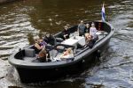 Amsterdam 12 juli 2020
Johnny Heitinga met zijn vrouw Charlotte Sophie kindeen en familie op hun nieuwe sloep/boot in de grachten van Amsterdam.