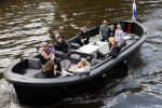 Amsterdam 12 juli 2020
Johnny Heitinga met zijn vrouw Charlotte Sophie kindeen en familie op hun nieuwe sloep/boot in de grachten van Amsterdam.