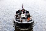 Amsterdam 12 juli 2020
Johnny Heitinga met zijn vrouw Charlotte Sophie kindeen en familie op hun nieuwe sloep/boot in de grachten van Amsterdam.
