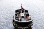 Amsterdam 12 juli 2020
Johnny Heitinga met zijn vrouw Charlotte Sophie kindeen en familie op hun nieuwe sloep/boot in de grachten van Amsterdam.
