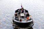 Amsterdam 12 juli 2020
Johnny Heitinga met zijn vrouw Charlotte Sophie kindeen en familie op hun nieuwe sloep/boot in de grachten van Amsterdam.