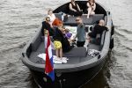 Amsterdam 12 juli 2020
Johnny Heitinga met zijn vrouw Charlotte Sophie kindeen en familie op hun nieuwe sloep/boot in de grachten van Amsterdam.