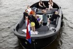 Amsterdam 12 juli 2020
Johnny Heitinga met zijn vrouw Charlotte Sophie kindeen en familie op hun nieuwe sloep/boot in de grachten van Amsterdam.
