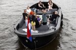 Amsterdam 12 juli 2020
Johnny Heitinga met zijn vrouw Charlotte Sophie kindeen en familie op hun nieuwe sloep/boot in de grachten van Amsterdam.