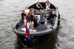 Amsterdam 12 juli 2020
Johnny Heitinga met zijn vrouw Charlotte Sophie kindeen en familie op hun nieuwe sloep/boot in de grachten van Amsterdam.