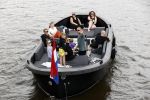 Amsterdam 12 juli 2020
Johnny Heitinga met zijn vrouw Charlotte Sophie kindeen en familie op hun nieuwe sloep/boot in de grachten van Amsterdam.