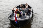 Amsterdam 12 juli 2020
Johnny Heitinga met zijn vrouw Charlotte Sophie kindeen en familie op hun nieuwe sloep/boot in de grachten van Amsterdam.