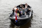 Amsterdam 12 juli 2020
Johnny Heitinga met zijn vrouw Charlotte Sophie kindeen en familie op hun nieuwe sloep/boot in de grachten van Amsterdam.