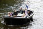 Amsterdam 12 juli 2020
Johnny Heitinga met zijn vrouw Charlotte Sophie kindeen en familie op hun nieuwe sloep/boot in de grachten van Amsterdam.
