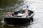 Amsterdam 12 juli 2020
Johnny Heitinga met zijn vrouw Charlotte Sophie kindeen en familie op hun nieuwe sloep/boot in de grachten van Amsterdam.