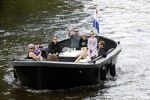 Amsterdam 12 juli 2020
Johnny Heitinga met zijn vrouw Charlotte Sophie kindeen en familie op hun nieuwe sloep/boot in de grachten van Amsterdam.