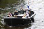 Amsterdam 12 juli 2020
Johnny Heitinga met zijn vrouw Charlotte Sophie kindeen en familie op hun nieuwe sloep/boot in de grachten van Amsterdam.