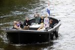 Amsterdam 12 juli 2020
Johnny Heitinga met zijn vrouw Charlotte Sophie kindeen en familie op hun nieuwe sloep/boot in de grachten van Amsterdam.
