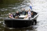 Amsterdam 12 juli 2020
Johnny Heitinga met zijn vrouw Charlotte Sophie kindeen en familie op hun nieuwe sloep/boot in de grachten van Amsterdam.