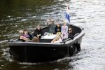 Amsterdam 12 juli 2020
Johnny Heitinga met zijn vrouw Charlotte Sophie kindeen en familie op hun nieuwe sloep/boot in de grachten van Amsterdam.