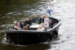 Amsterdam 12 juli 2020
Johnny Heitinga met zijn vrouw Charlotte Sophie kindeen en familie op hun nieuwe sloep/boot in de grachten van Amsterdam.