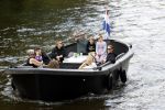 Amsterdam 12 juli 2020
Johnny Heitinga met zijn vrouw Charlotte Sophie kindeen en familie op hun nieuwe sloep/boot in de grachten van Amsterdam.