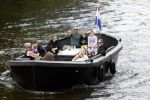 Amsterdam 12 juli 2020
Johnny Heitinga met zijn vrouw Charlotte Sophie kindeen en familie op hun nieuwe sloep/boot in de grachten van Amsterdam.
