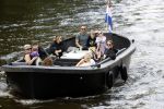 Amsterdam 12 juli 2020
Johnny Heitinga met zijn vrouw Charlotte Sophie kindeen en familie op hun nieuwe sloep/boot in de grachten van Amsterdam.