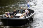 Amsterdam 12 juli 2020
Johnny Heitinga met zijn vrouw Charlotte Sophie kindeen en familie op hun nieuwe sloep/boot in de grachten van Amsterdam.