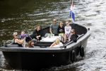 Amsterdam 12 juli 2020
Johnny Heitinga met zijn vrouw Charlotte Sophie kindeen en familie op hun nieuwe sloep/boot in de grachten van Amsterdam.
