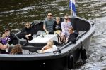 Amsterdam 12 juli 2020
Johnny Heitinga met zijn vrouw Charlotte Sophie kindeen en familie op hun nieuwe sloep/boot in de grachten van Amsterdam.