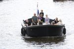 Amsterdam 12 juli 2020
Johnny Heitinga met zijn vrouw Charlotte Sophie kindeen en familie op hun nieuwe sloep/boot in de grachten van Amsterdam.