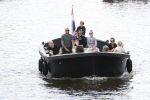 Amsterdam 12 juli 2020
Johnny Heitinga met zijn vrouw Charlotte Sophie kindeen en familie op hun nieuwe sloep/boot in de grachten van Amsterdam.
