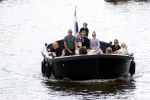 Amsterdam 12 juli 2020
Johnny Heitinga met zijn vrouw Charlotte Sophie kindeen en familie op hun nieuwe sloep/boot in de grachten van Amsterdam.