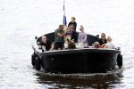 Amsterdam 12 juli 2020
Johnny Heitinga met zijn vrouw Charlotte Sophie kindeen en familie op hun nieuwe sloep/boot in de grachten van Amsterdam.