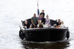 Amsterdam 12 juli 2020
Johnny Heitinga met zijn vrouw Charlotte Sophie kindeen en familie op hun nieuwe sloep/boot in de grachten van Amsterdam.