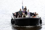 Amsterdam 12 juli 2020
Johnny Heitinga met zijn vrouw Charlotte Sophie kindeen en familie op hun nieuwe sloep/boot in de grachten van Amsterdam.