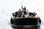 Amsterdam 12 juli 2020
Johnny Heitinga met zijn vrouw Charlotte Sophie kindeen en familie op hun nieuwe sloep/boot in de grachten van Amsterdam.