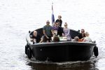 Amsterdam 12 juli 2020
Johnny Heitinga met zijn vrouw Charlotte Sophie kindeen en familie op hun nieuwe sloep/boot in de grachten van Amsterdam.