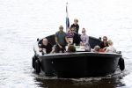 Amsterdam 12 juli 2020
Johnny Heitinga met zijn vrouw Charlotte Sophie kindeen en familie op hun nieuwe sloep/boot in de grachten van Amsterdam.