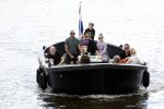 Amsterdam 12 juli 2020
Johnny Heitinga met zijn vrouw Charlotte Sophie kindeen en familie op hun nieuwe sloep/boot in de grachten van Amsterdam.