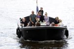 Amsterdam 12 juli 2020
Johnny Heitinga met zijn vrouw Charlotte Sophie kindeen en familie op hun nieuwe sloep/boot in de grachten van Amsterdam.