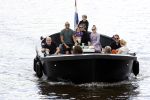 Amsterdam 12 juli 2020
Johnny Heitinga met zijn vrouw Charlotte Sophie kindeen en familie op hun nieuwe sloep/boot in de grachten van Amsterdam.