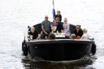 Amsterdam 12 juli 2020
Johnny Heitinga met zijn vrouw Charlotte Sophie kindeen en familie op hun nieuwe sloep/boot in de grachten van Amsterdam.